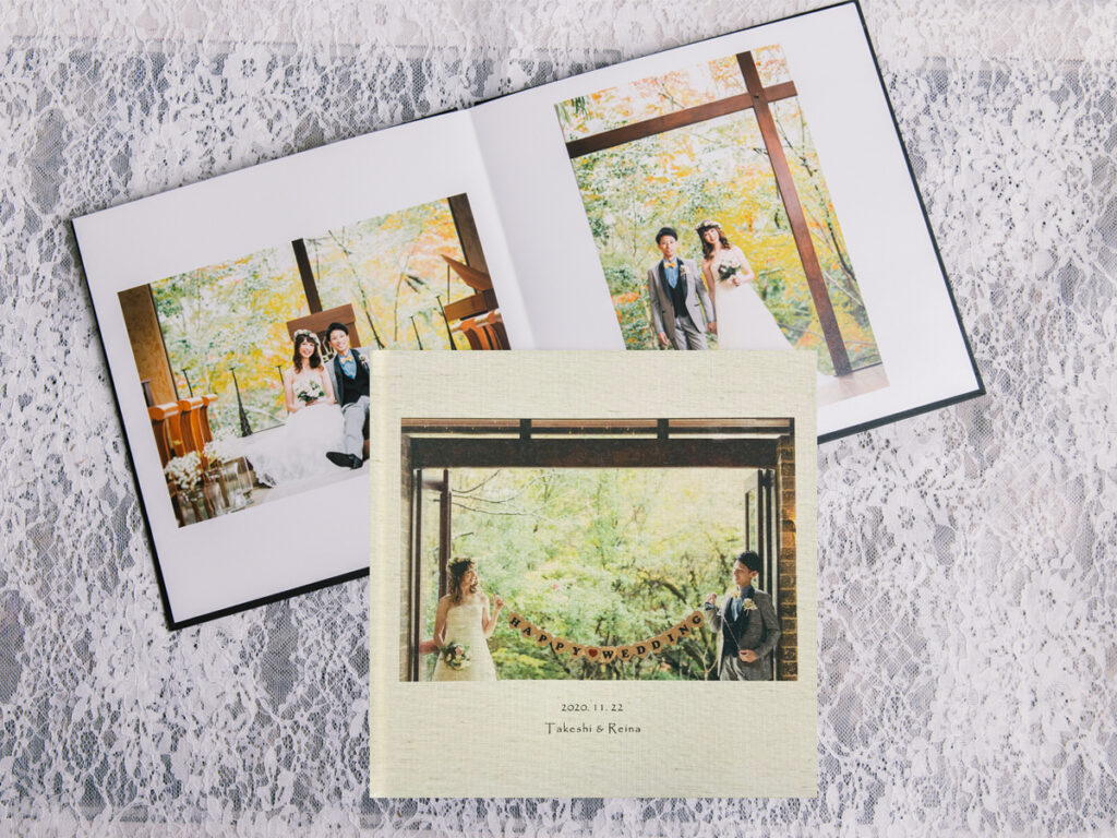 おしゃれな結婚式アルバムの表紙と中面イメージ画像