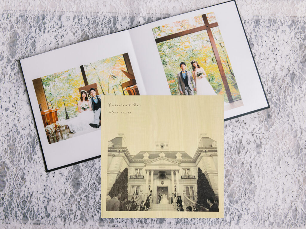 教会がデザインされた結婚式アルバムの表紙と見開きイメージ画像